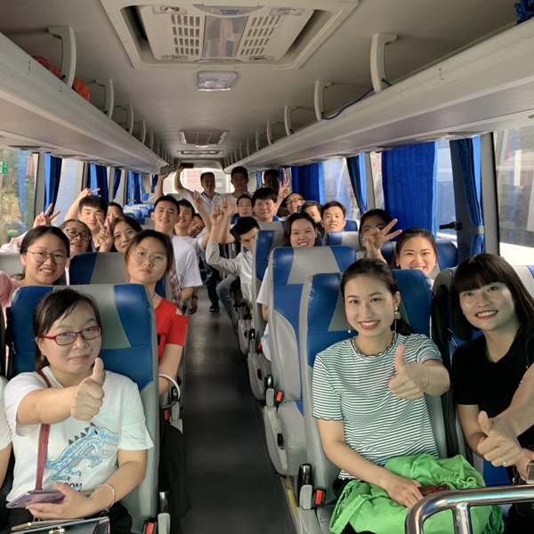 鑄衡上海總部外出旅游大巴圖 鑄衡上海總部外出旅游大巴圖